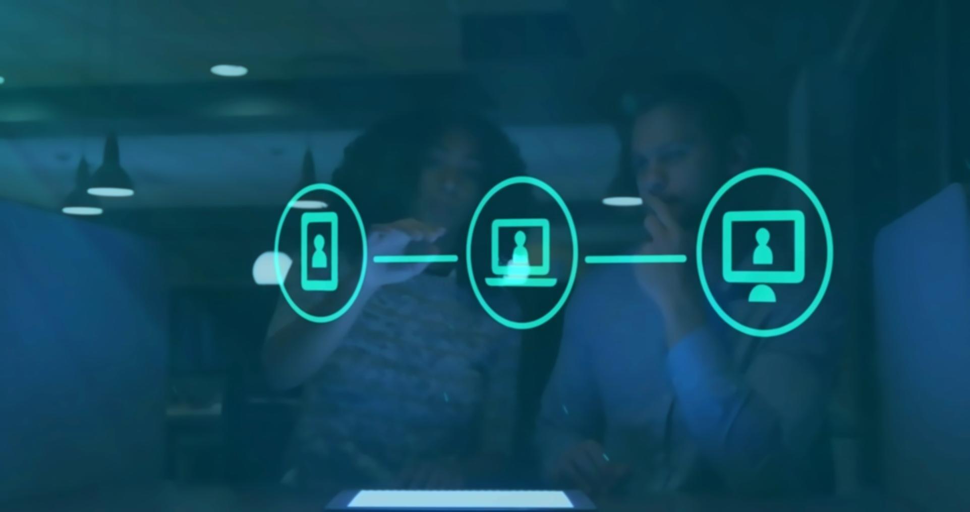 فريق العمل يناقش أفكار تطوير الألعاب الجديدة